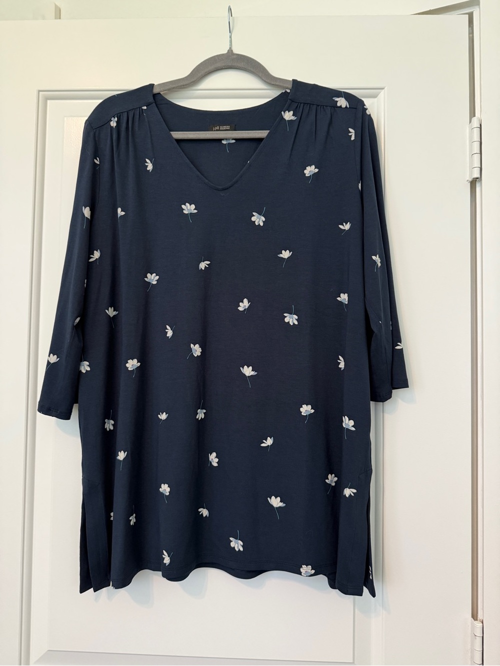 J. Jill Wearever Navy Floral V-Neck Tunic Top 3/4 Sleeves Excellent Medium
